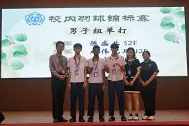 阿莫林被解雇后与妻子微笑现身