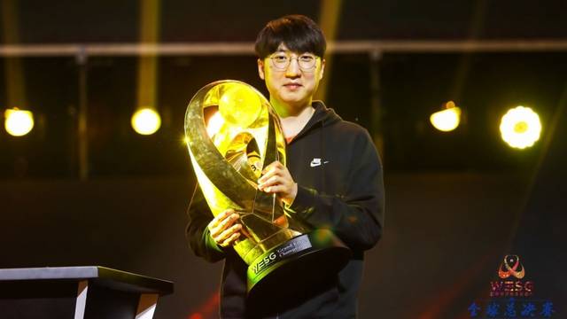 而更加引人 而更加引人